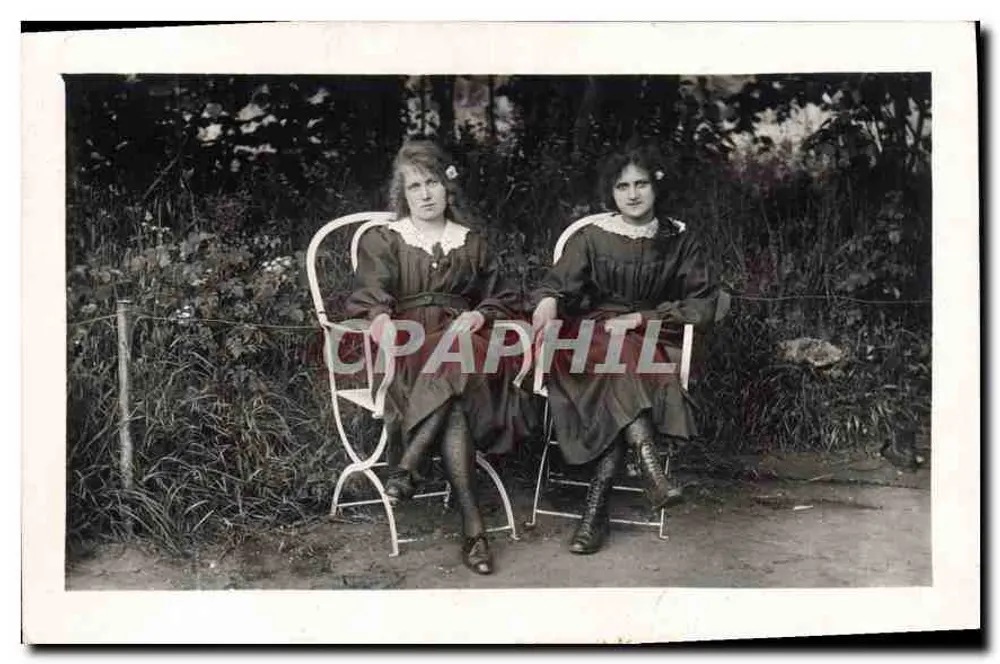 Duas jovens mulheres — ao ar livre — Cartão postal - Frente