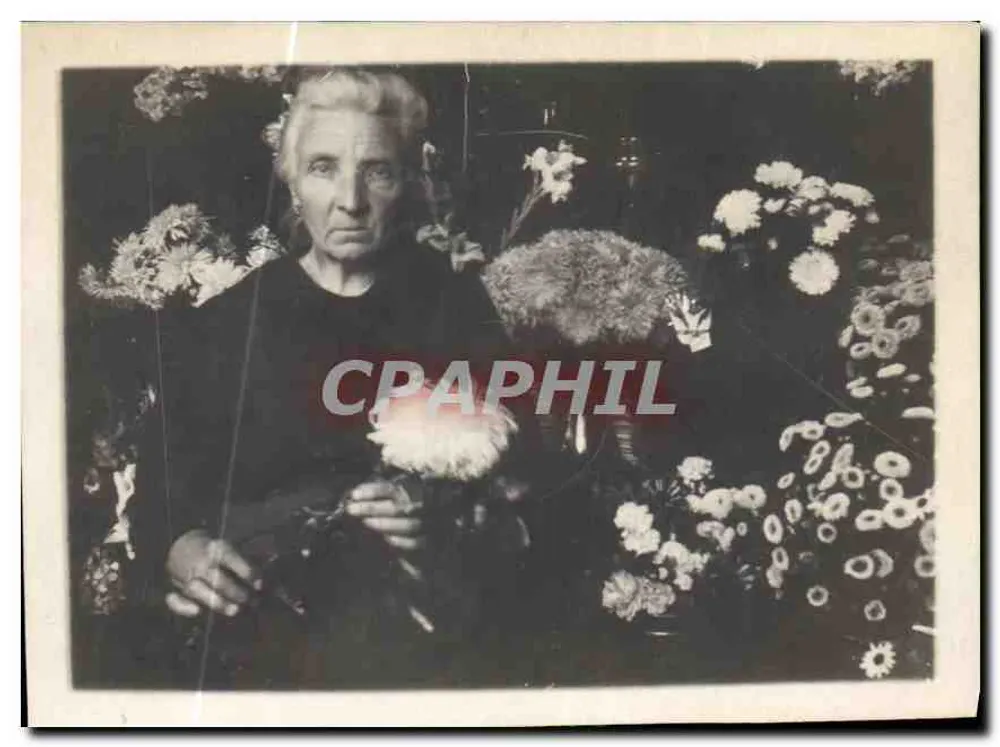 Oude vrouw omringd door bloemen — zwart-wit foto - Voorkant