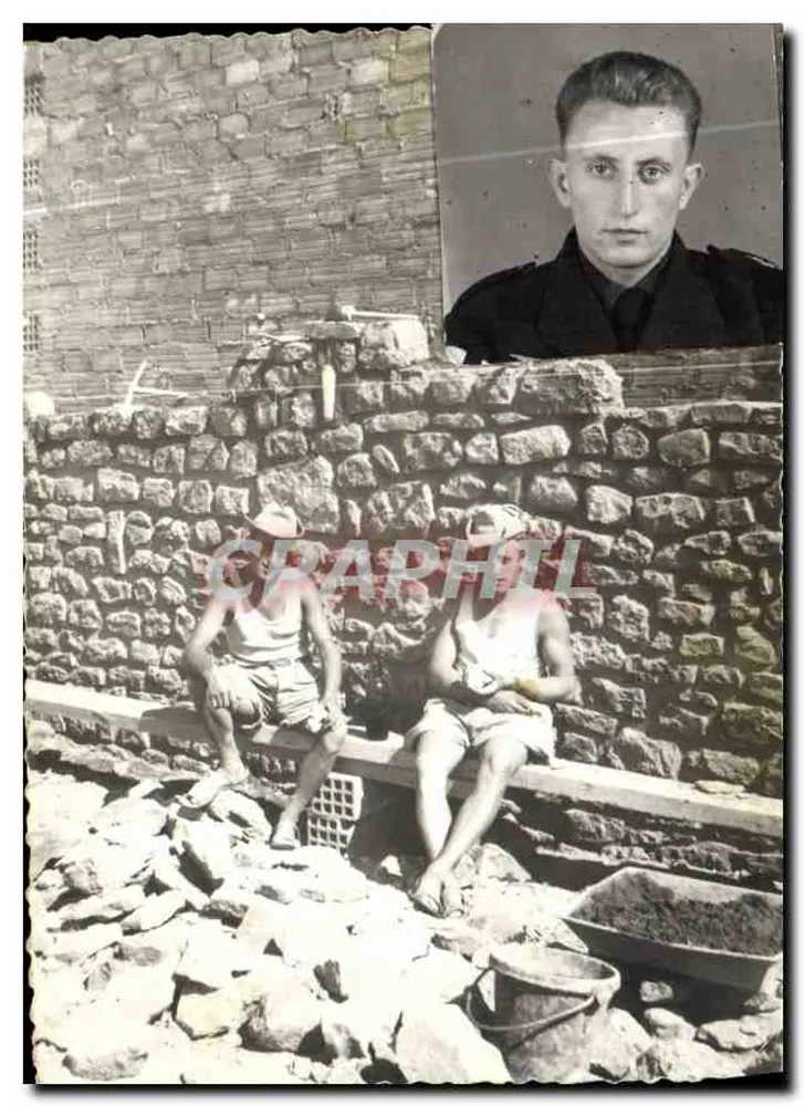 कार्यस्थल पर कामगार - दो आदमी एक पैलेट पर बैठे - एक सैन्य व्यक्ति का चित्र सुपरिमा - 360 - आगे