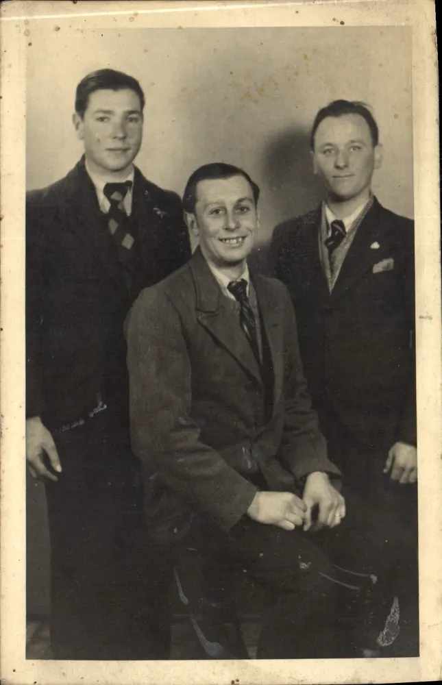Três homens de terno — foto de estúdio — FOTO-WENDORFF, BERGAD HERINGSDORF - Frente