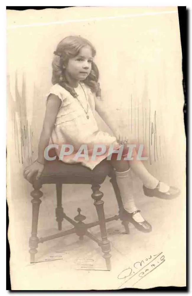 Menina sentada em uma cadeira — Studio D. Mou, Paris — n° 18 - Frente