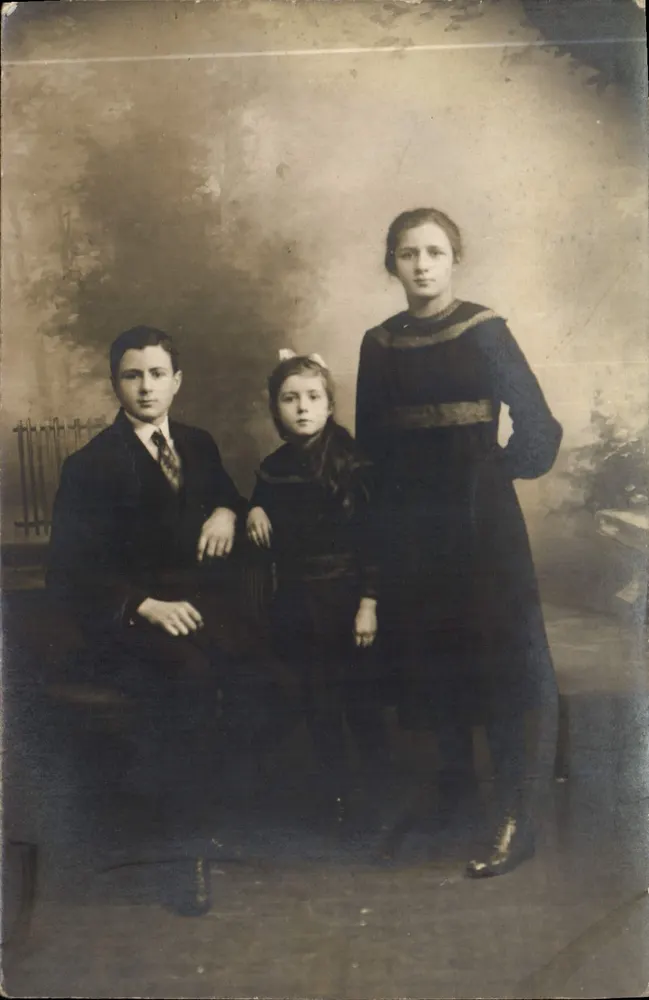 Familie — Portraitstudio — P. MARTIGNON, Photo, 154, Faub. S-Antoine, PARIS - Vorderseite