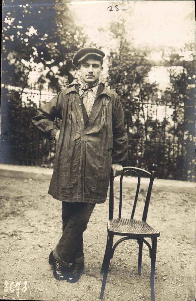 Jovem com casaco — posando diante de uma cadeira — B. Guillainiot, Besançon e C° - Loufa - Frente
