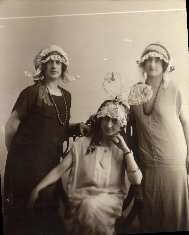 Três mulheres em trajes e chapéus da Belle Époque — Foto Midget, Paris - Frente