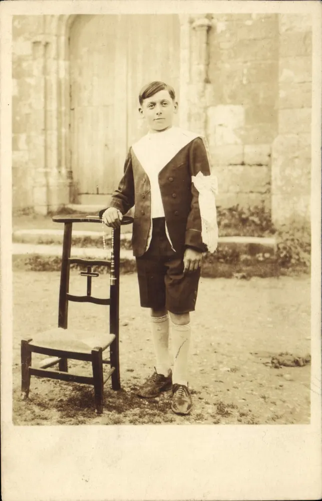 Menino com traje escolar — diante de um edifício religioso — Carta postal - Frente