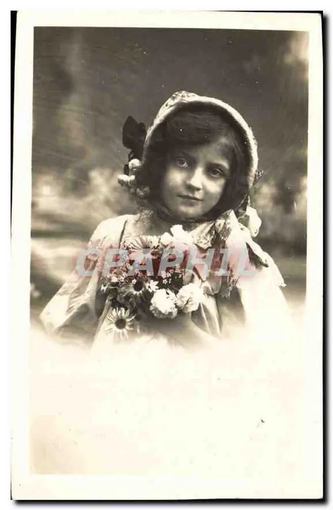 Menina com vestido e chapéu com flores — segurando buquê de margaridas — sem editor ou número visível - Frente