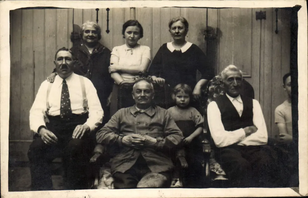 Família — grupo de pessoas diante de uma porta de madeira — número de série não visível - Frente