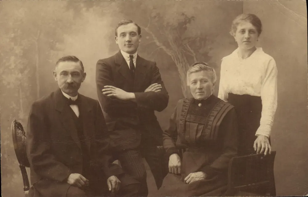Família ou grupo de quatro pessoas — estúdio — F. De Clerc, Uccle-Globe - Frente