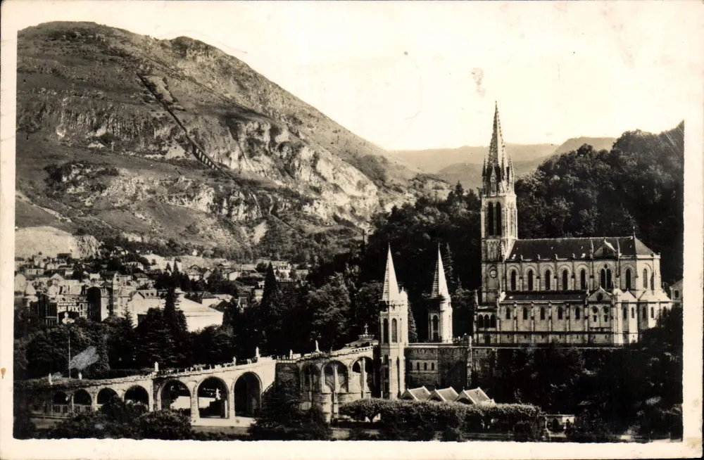 Lourdes — La Basílica vista desde el Lado — Edición P. DOUCE - Anverso