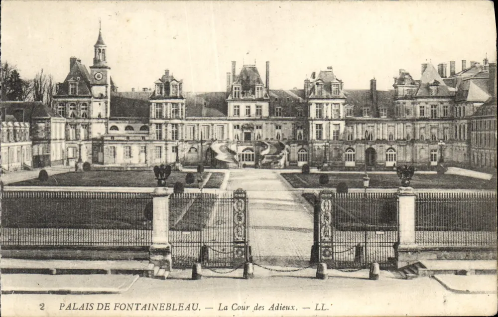 Palast von Fontainebleau — Die Cour des Adieux — LL. - Vorderseite