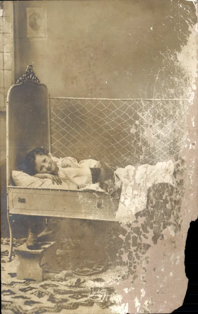 Criança em uma cama de barras — Suíça — editor desconhecido, número de série não visível - Frente
