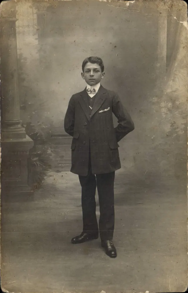 Jovem menino em traje — estúdio — H. VACHE, Fot. 2, Place du Palais-de-Justice, SAINT-QUENTIN - Frente