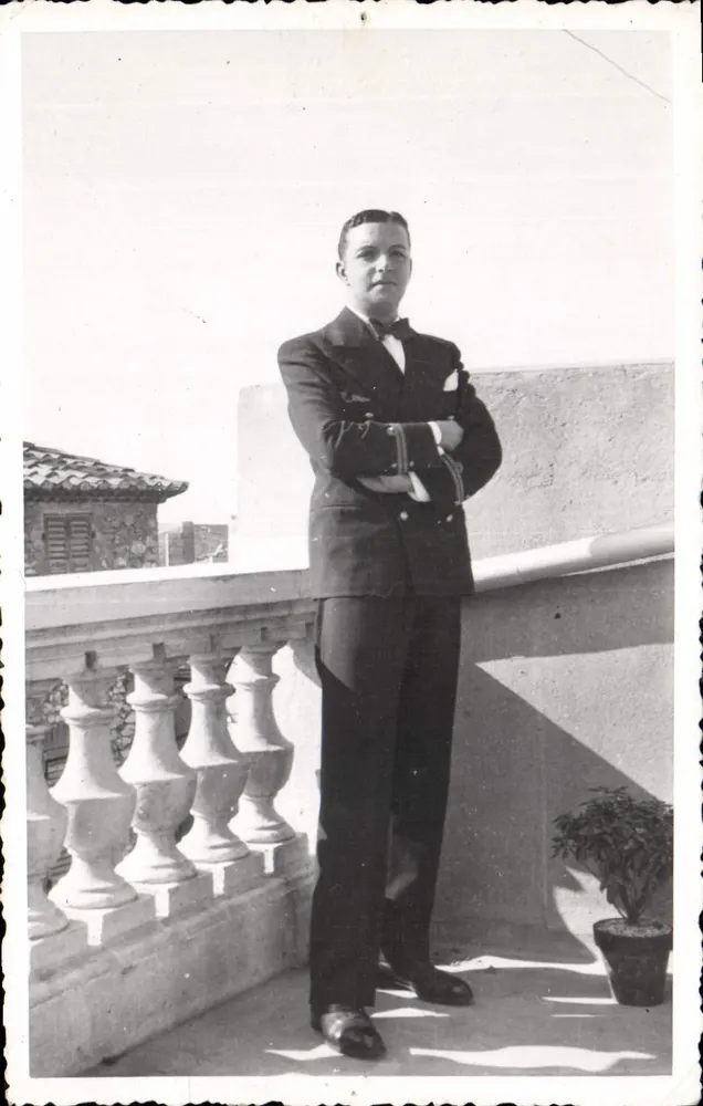 Homem de terno em balcão — vista da cidade - Frente