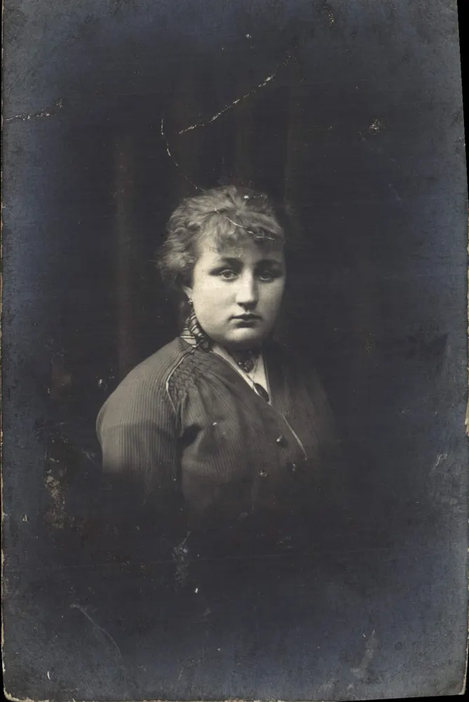 Retrato de uma jovem — época 1890-1910 — sem editor ou número visível - Frente