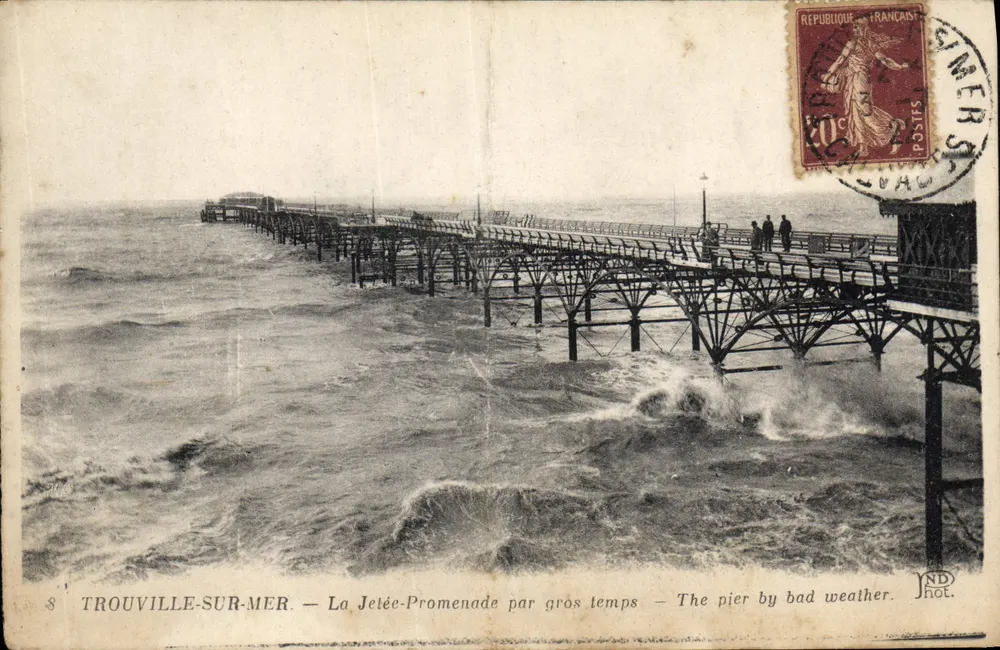 Trouville-sur-Mer — Die Jetty-Promenade bei stürmischem Wetter — ND Hot. - Vorderseite