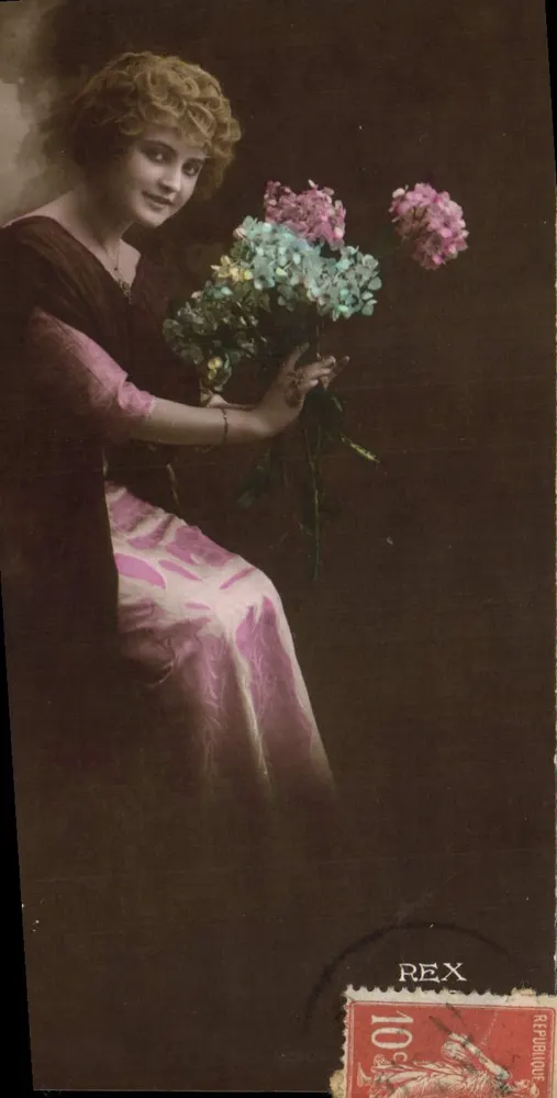 Jovem mulher com buquê de flores — editor REX, série não identificável - Frente