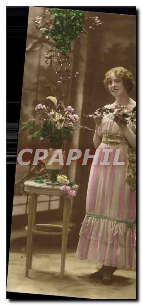 Jovem mulher em vestido listrado — decoração floral — editor anônimo - Frente