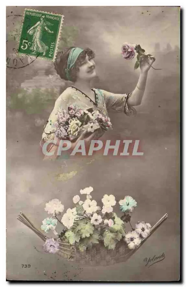 Mulher com buquê de flores — Yolande — n°739 - Frente
