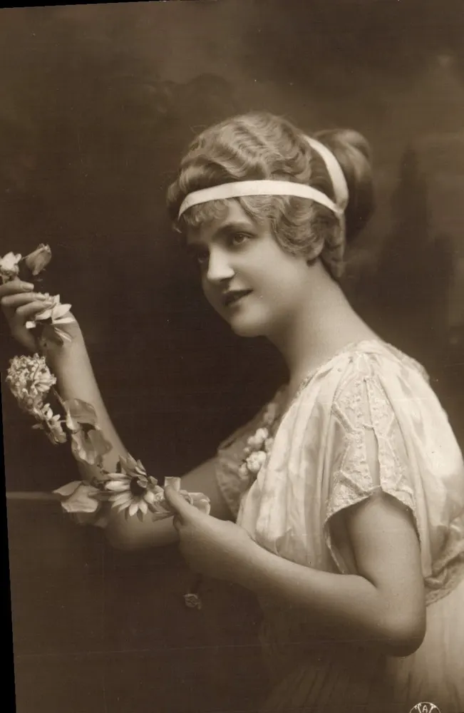 Jovem mulher em vestido leve segurando flores — N° 167 — A. Nègre, Paris - Frente
