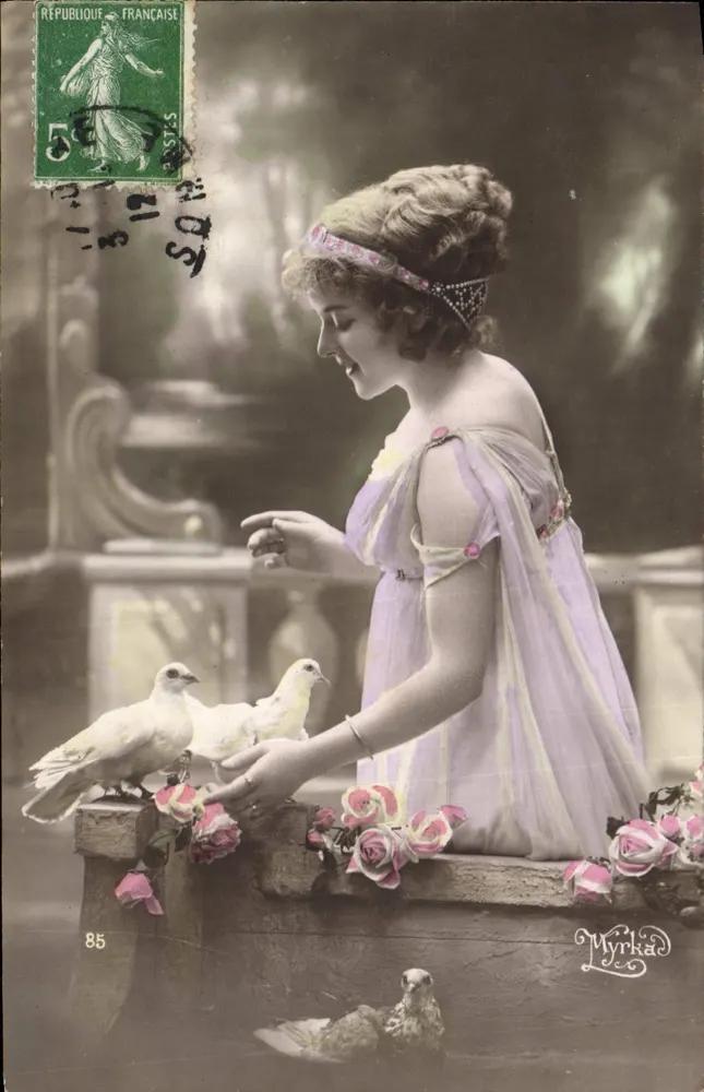 Mulher em vestido lilás com pombos — Myrka — n°85 - Frente