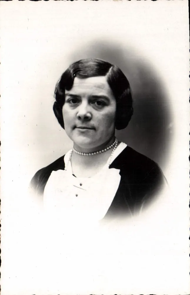 Retrato de uma mulher — época 1920-1930 — sem editor ou número de série visível - Frente