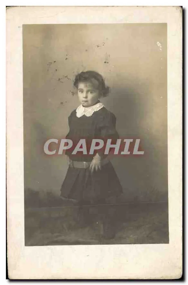 Menina pequena com vestido escuro e colarinho branco — estúdio fotográfico — P. Guillotman, Brest (Finistère — França) - Frente