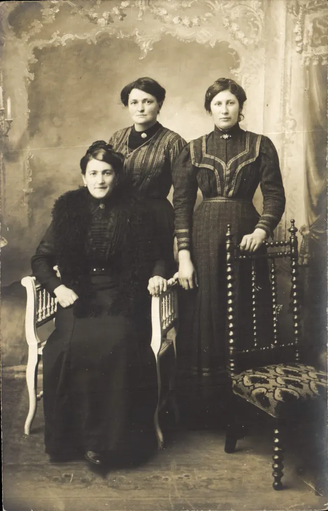 Três mulheres — estúdio fotográfico — B. Gofflentie, Rouefing e Cie, Faire - Frente