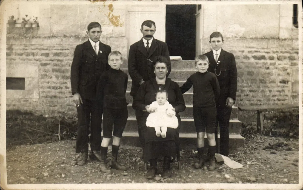 Família em frente a uma casa — editor N. Valot, Caen — número de série não visível - Frente