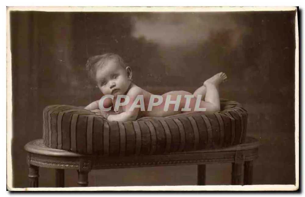 Babymeisje — studiofoto — Antieke ansichtkaart - Voorkant