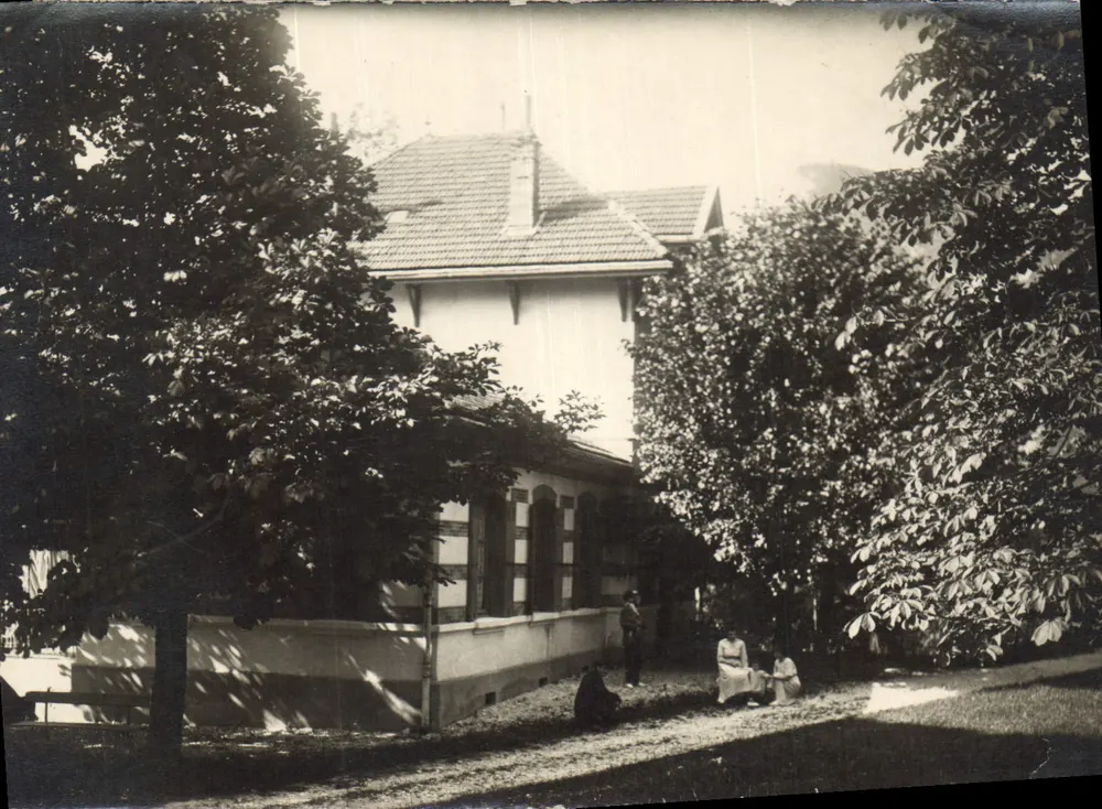 Maison avec jardin — vue d'été — Grimal Alexandre, photographie - Frente