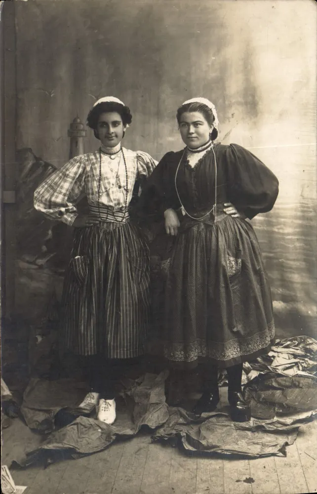 Duas jovens mulheres em trajes tradicionais — estúdio — R. Guilleminot, Bessaplag e Cie, Paris - Frente