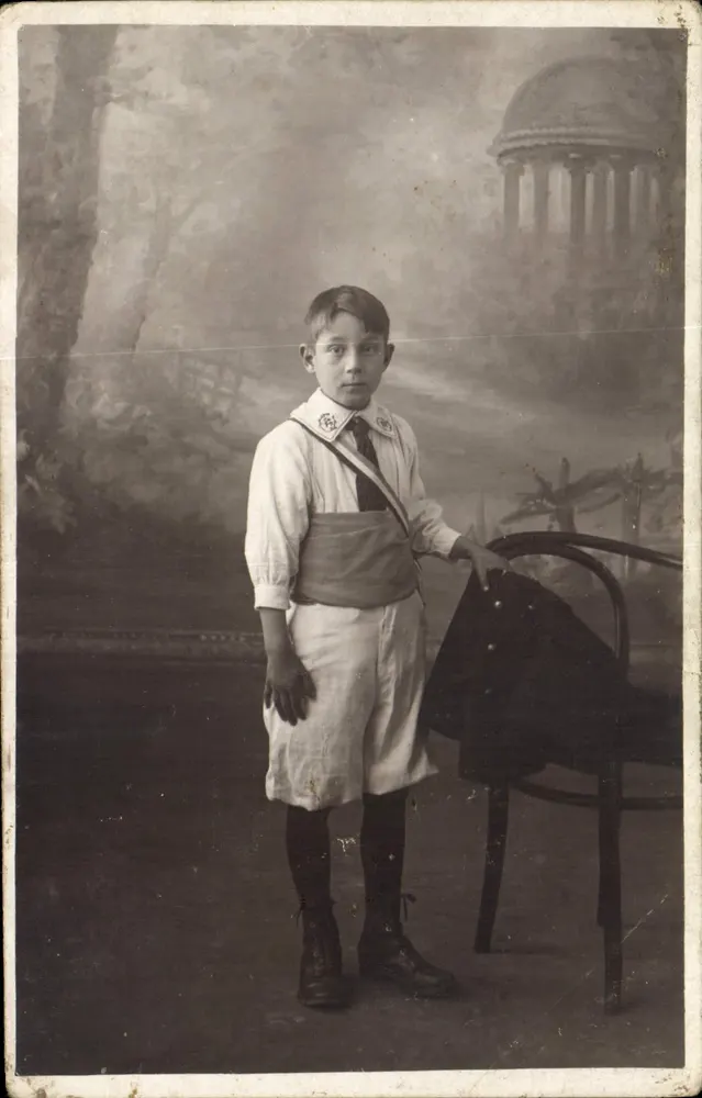 Menino em traje escolar — decoração de estúdio com templo — editor desconhecido, n° de série 1830 - Frente
