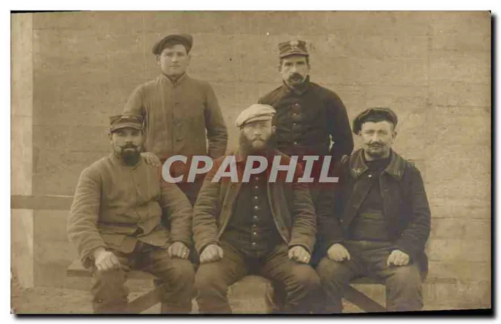Gruppe von fünf Männern in Uniform — Vintage-Fotografie — kein Verlag oder Seriennummer sichtbar - Vorderseite