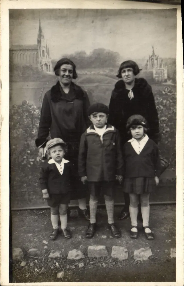 Familie vor einem Landschaftsbild mit Kirche — Verlag nicht sichtbar - Vorderseite