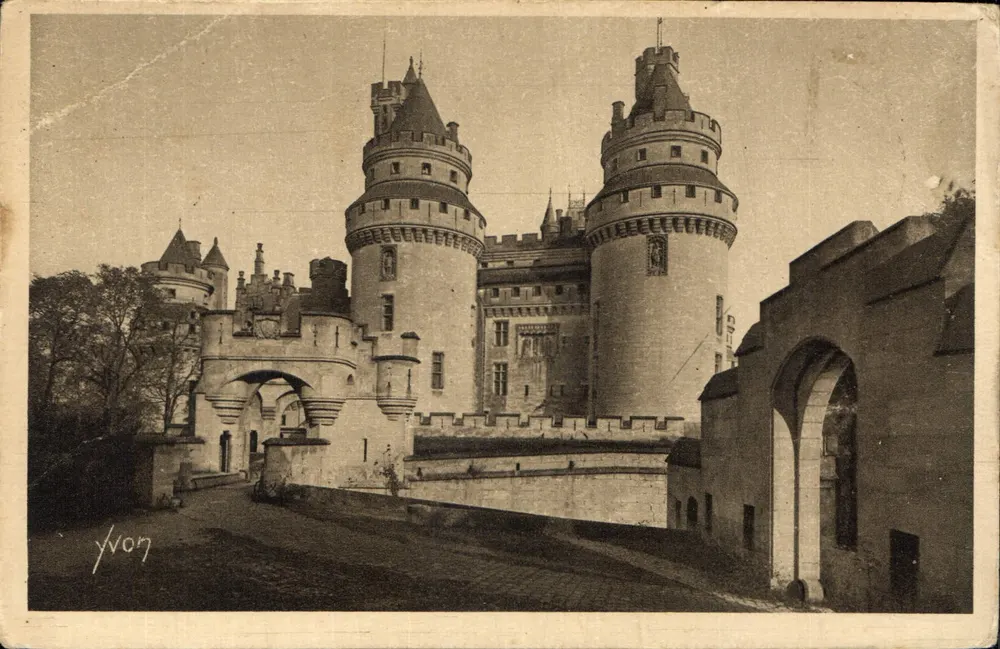 Schloss Pierrefonds — Ansicht der Türme und Eingang — Édition d'Art Yvon, Serie 3 - Vorderseite