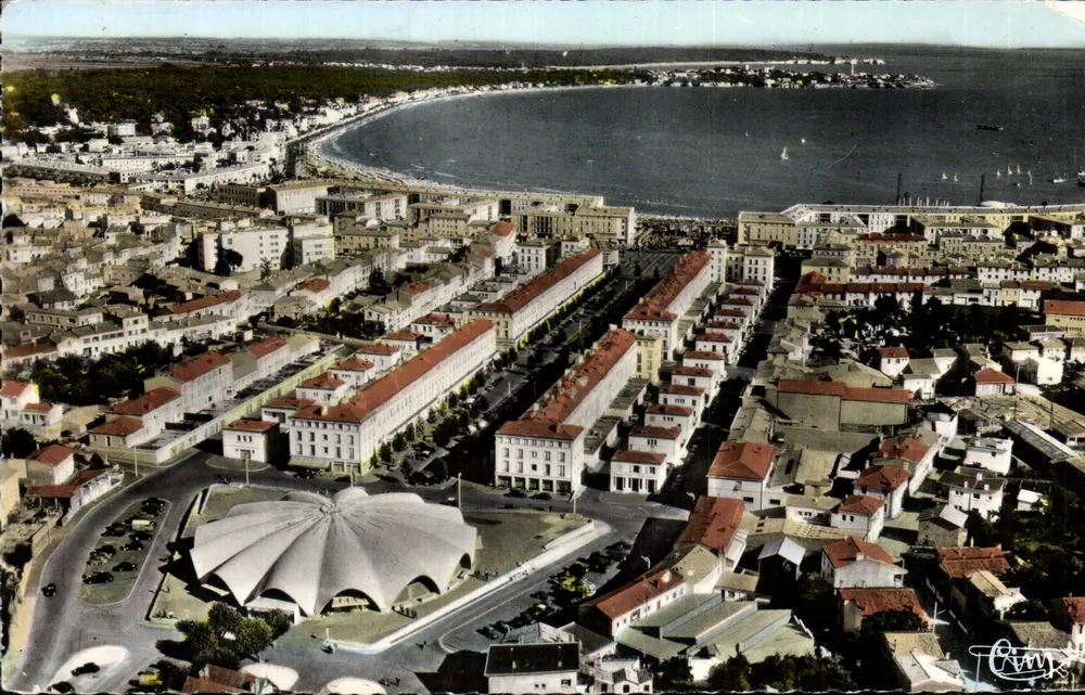 Royan - Vista panorâmica aérea — Cidade dos Congressos — Imp. Combiér - Frente