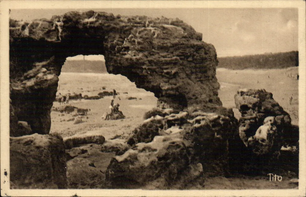 Arco natural de La Rochelle — vista da praia — Tito - Frente
