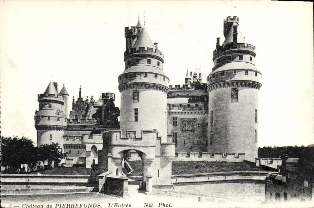Castelo de PIERREFONDS — A Entrada — ND. Fot. - Frente