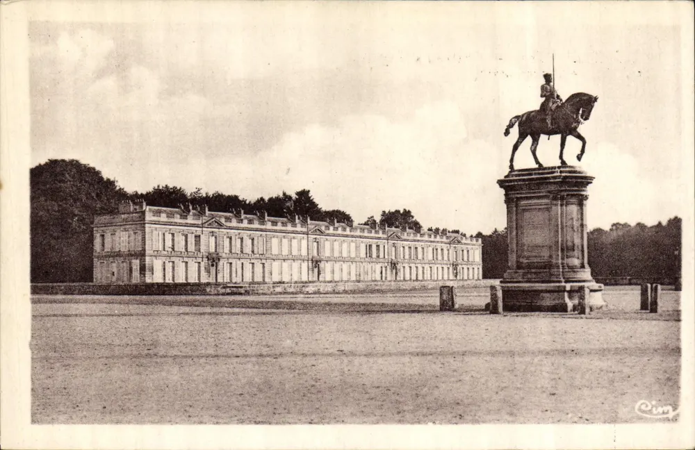 Chantilly (Oise) — Schloss Enghien und Herzog von Montmorency - Vorderseite