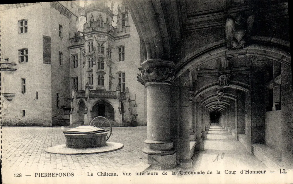 Pierrefonds — Das Schloss. Innenansicht der Säulenreihe des Ehrenhofes — LL - Vorderseite