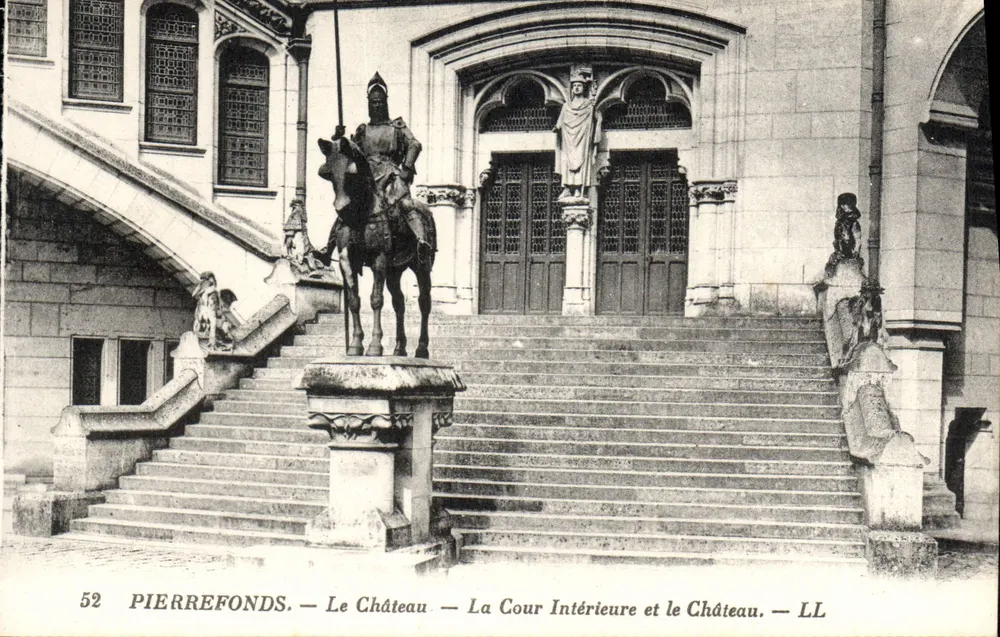Pierrefonds — Das Schloss — Die Innenhof und das Schloss — LL - Vorderseite