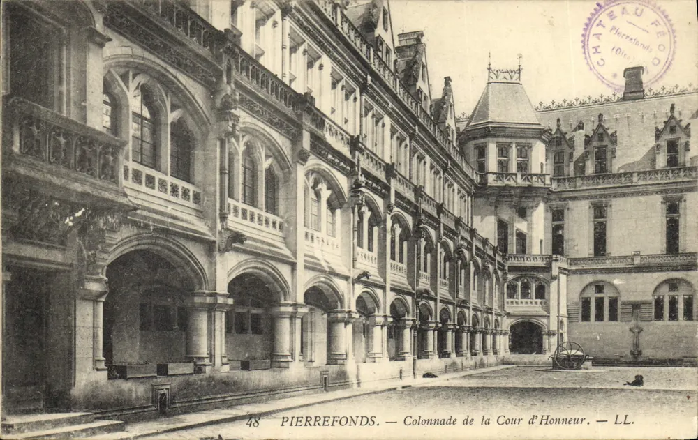 Pierrefonds — Colunata da Cour d'Honneur — LL. - Frente