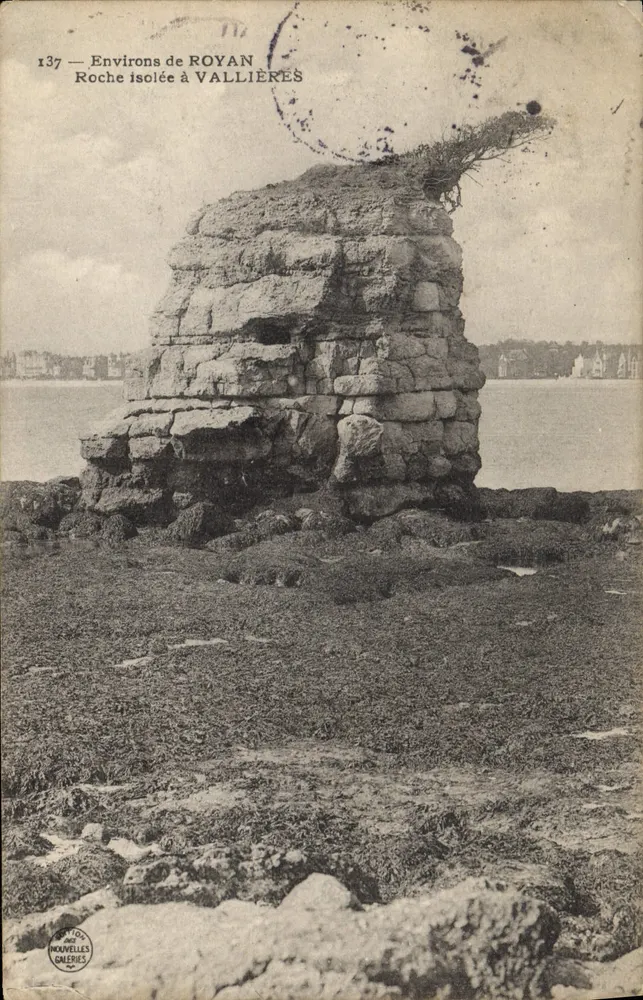 Roche isolée à Vallières — Environs de Royan — Nouvelles Galeries, n°137 - Frente