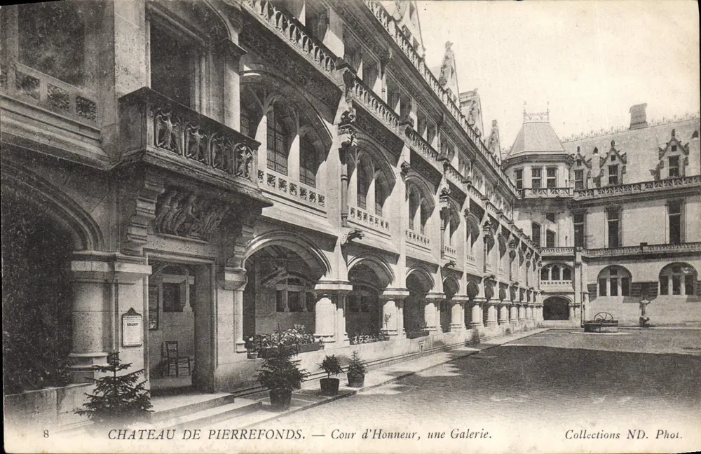 Château de Pierrefonds — Cour d'Honneur, eine Galerie. — Collections ND. Phot. Nr. 8 - Vorderseite