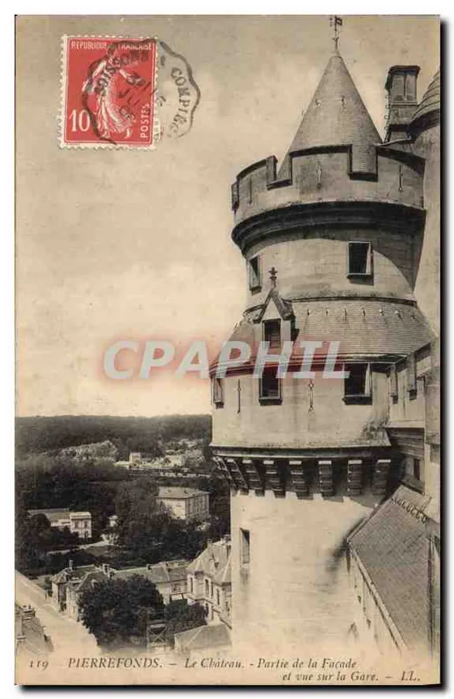 Pierrefonds — Das Schloss. - Teil der Fassade und Blick auf die Station. - LL. - Vorderseite