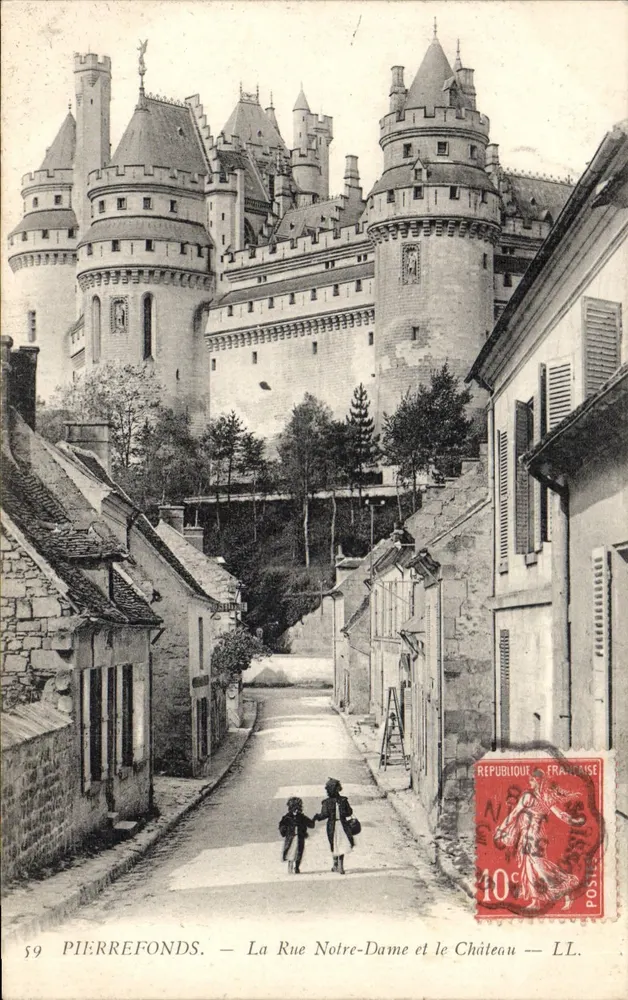 Pierrefonds — Ansicht der Straße Notre-Dame und des Schlosses — LL. - Vorderseite