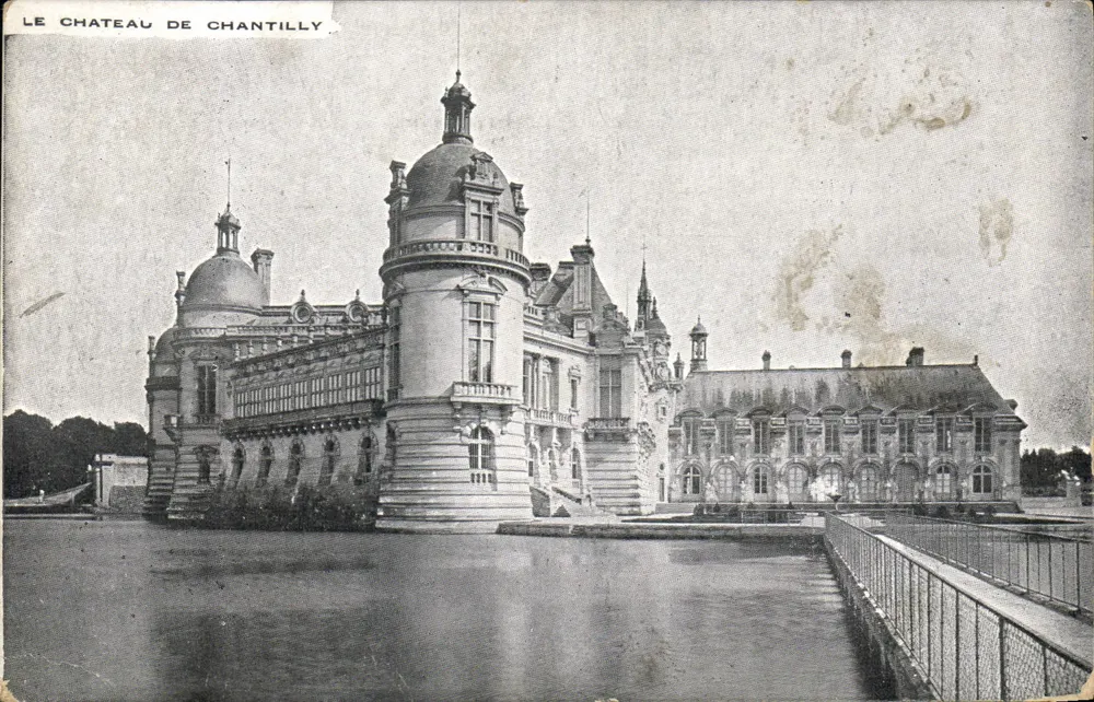 O Castelo de Chantilly — vista do castelo cercado por água — editor não identificado - Frente
