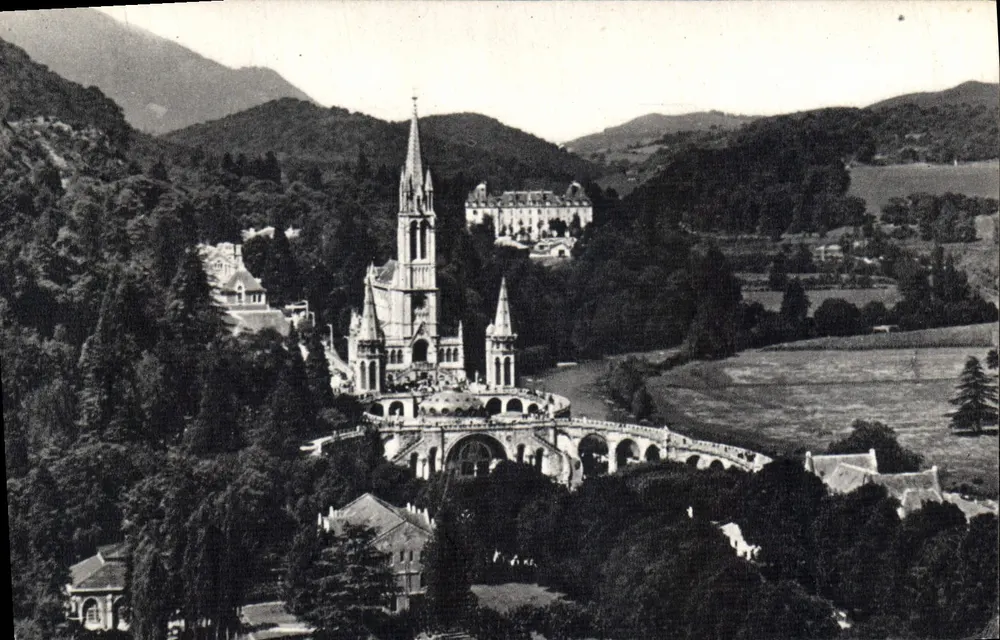 Lourdes — Die Basilika vom Schloss aus gesehen — Edition Photo Quinault, Nr. 32 - Vorderseite
