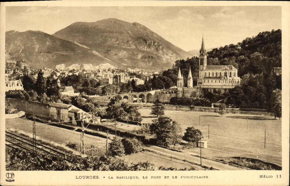 Lourdes - Die Basilika, Der Bergfried und Der Seilbahnzug — Hélio 11 - Vorderseite