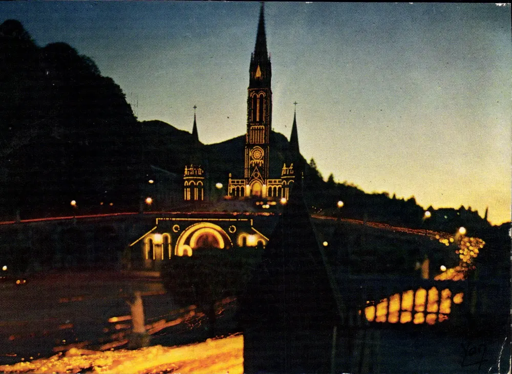 Lourdes — Die beleuchtete Basilika und die Prozession mit Fackeln — Edition Yan, Nr. 32 - Vorderseite